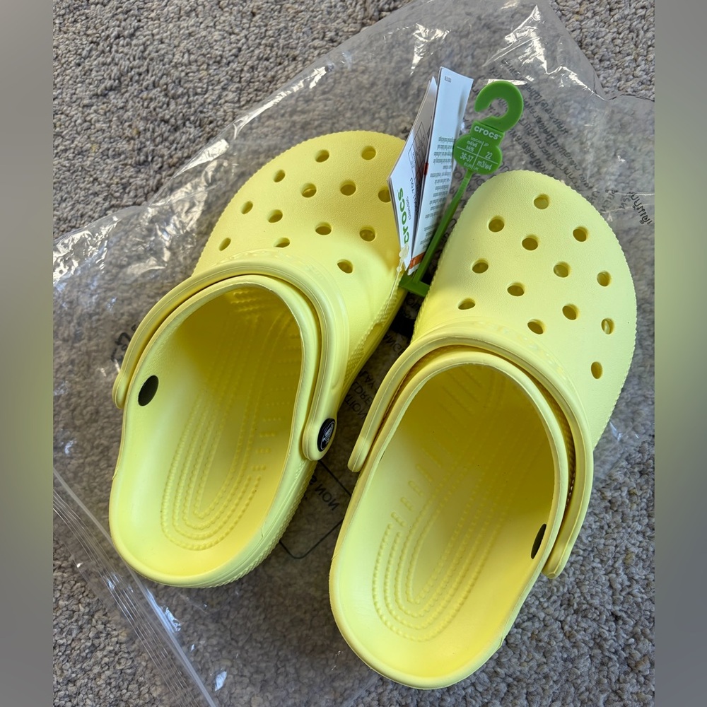 NWT Crocs Classic Clog Sulphur yellow